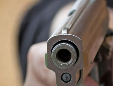 Πανικός στη Ν.Σμύρνη: Άνδρας άρχισε να πυροβολεί από το μπαλκόνι του μαθητές (upd)